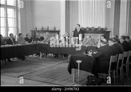 Warszawa, 1948-08-04. Otwarcie obrad II sesji Rady Wspó³pracy Gospodarczej Polsko-Czechos³owackiej w sali konferencyjnej Ministerstwa ¯eglugi. Delegacja czechos³owacka, której przewodniczy³ Minister handlu zagranicznego dr. Antoni Gregor, przebywa³a w Polsce w pierwszej po³owie sierpnia. Goœcie z Czechos³owacji oprócz udzia³u w obradach Rady Wspó³pracy Gospodarczej zwiedzili tak¿e Wystawê Ziem Odzyskanych we Wroc³awiu. NZ. Przemawia czechos³owacki Minister handlu zagranicznego dr. Antoni Gregor. ZA sto³em prezydialnym siedz¹: Wiceminister przemys³u i handlu Eugeniusz Szyr (6L), Minister przemys³ Stockfoto