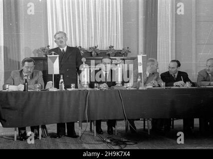 Warszawa, 1948-08-04. Otwarcie obrad II sesji Rady Wspó³pracy Gospodarczej Polsko-Czechos³owackiej w sali konferencyjnej Ministerstwa ¯eglugi. Delegacja czechos³owacka, której przewodniczy³ Minister handlu zagranicznego dr. Antoni Gregor, przebywa³a w Polsce w pierwszej po³owie sierpnia. Goœcie z Czechos³owacji oprócz udzia³u w obradach Rady Wspó³pracy Gospodarczej zwiedzili tak¿e Wystawê Ziem Odzyskanych we Wroc³awiu. NZ. Przemawia Minister przemys³u i handlu Hilary Minc. ZA sto³em prezydialnym siedz¹: prezes Centralnego Urzêdu Planowania Tadeusz Dietrich (1L), czechos³owacki Minister handlu z Stockfoto