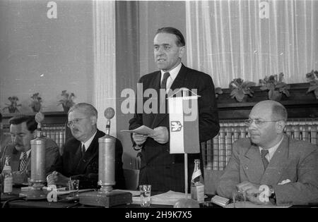 Warszawa, 1948-08-04. Otwarcie obrad II sesji Rady Wspó³pracy Gospodarczej Polsko-Czechos³owackiej w sali konferencyjnej Ministerstwa ¯eglugi. Delegacja czechos³owacka, której przewodniczy³ Minister handlu zagranicznego dr. Antoni Gregor, przebywa³a w Polsce w pierwszej po³owie sierpnia. Goœcie z Czechos³owacji oprócz udzia³u w obradach Rady Wspó³pracy Gospodarczej zwiedzili tak¿e Wystawê Ziem Odzyskanych we Wroc³awiu. NZ. Przemawia czechos³owacki Minister handlu zagranicznego dr. Antoni Gregor. ZA sto³em prezydialnym siedz¹: prezes Centralnego Urzêdu Planowania Tadeusz Dietrich (1L), Minister p Stockfoto