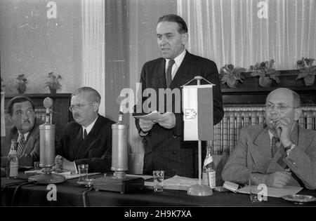 Warszawa, 1948-08-04. Otwarcie obrad II sesji Rady Wspó³pracy Gospodarczej Polsko-Czechos³owackiej w sali konferencyjnej Ministerstwa ¯eglugi. Delegacja czechos³owacka, której przewodniczy³ Minister handlu zagranicznego dr. Antoni Gregor, przebywa³a w Polsce w pierwszej po³owie sierpnia. Goœcie z Czechos³owacji oprócz udzia³u w obradach Rady Wspó³pracy Gospodarczej zwiedzili tak¿e Wystawê Ziem Odzyskanych we Wroc³awiu. NZ. Przemawia czechos³owacki Minister handlu zagranicznego dr. Antoni Gregor. ZA sto³em prezydialnym siedz¹: prezes Centralnego Urzêdu Planowania Tadeusz Dietrich (1L), Minister p Stockfoto