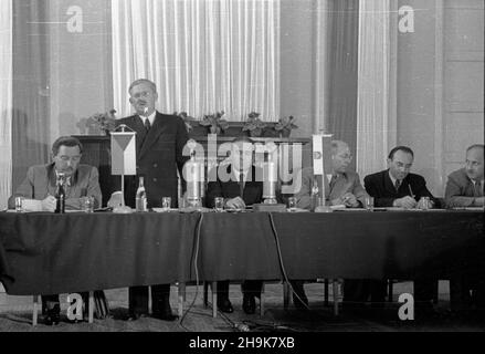 Warszawa, 1948-08-04. Otwarcie obrad II sesji Rady Wspó³pracy Gospodarczej Polsko-Czechos³owackiej w sali konferencyjnej Ministerstwa ¯eglugi. Delegacja czechos³owacka, której przewodniczy³ Minister handlu zagranicznego dr. Antoni Gregor, przebywa³a w Polsce w pierwszej po³owie sierpnia. Goœcie z Czechos³owacji oprócz udzia³u w obradach Rady Wspó³pracy Gospodarczej zwiedzili tak¿e Wystawê Ziem Odzyskanych we Wroc³awiu. NZ. Przemawia Minister przemys³u i handlu Hilary Minc. ZA sto³em prezydialnym siedz¹: prezes Centralnego Urzêdu Planowania Tadeusz Dietrich (1L), czechos³owacki Minister handlu z Stockfoto