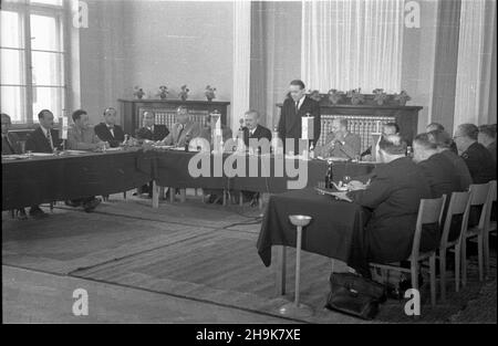 Warszawa, 1948-08-04. Otwarcie obrad II sesji Rady Wspó³pracy Gospodarczej Polsko-Czechos³owackiej w sali konferencyjnej Ministerstwa ¯eglugi. Delegacja czechos³owacka, której przewodniczy³ Minister handlu zagranicznego dr. Antoni Gregor, przebywa³a w Polsce w pierwszej po³owie sierpnia. Goœcie z Czechos³owacji oprócz udzia³u w obradach Rady Wspó³pracy Gospodarczej zwiedzili tak¿e Wystawê Ziem Odzyskanych we Wroc³awiu. NZ. Przemawia czechos³owacki Minister handlu zagranicznego dr. Antoni Gregor. ZA sto³em prezydialnym siedz¹: Wiceminister przemys³u i handlu Eugeniusz Szyr (6L), Minister przemys³ Stockfoto