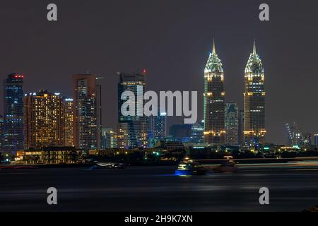 Dubai Skyline nach Sonnenuntergang Stockfoto