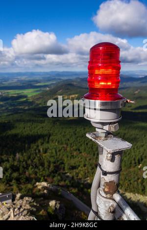 Rote Warnleuchten für den Flugverkehr auf dem Dach eines hohen Gebäudes, Beleuchtung des Flughafens, Tageslicht Stockfoto