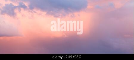 Dramatischer Himmel bei Sonnenuntergang mit Regenwolken vor Sturm oder Donner. Ideal für eine Hintergrundszene Stockfoto