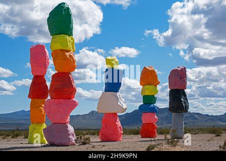 Seven Magic Mountains / Seven Sisters, Kunstinstallation aus bunten, gestapelten Felsbrocken im Ivanpah Valley bei Las Vegas, Nevada, USA, USA Stockfoto