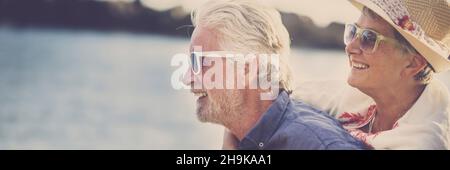 Seitenportrait eines älteren Mannes und einer älteren Frau, die in Freundschaft Spaß miteinander haben. Banner header Sommerurlaub Ältere Menschen Bild Stockfoto