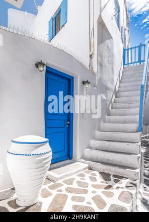 Blaue griechische Tür und Treppe. Stockfoto
