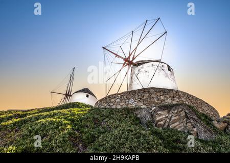 Windmühlen bei Sonnenuntergang auf Mykonos Island, Griechenland. Stockfoto