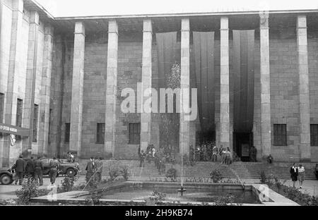 Warszawa, 1948-08-12. Miêdzynarodowa Conferencja M³odzie¿y Pracuj¹cej, 8-14 sierpnia. Uroczyste otwarcie wystawy Œwiatowej Federacji M³odzie¿y Demokratycznej (World Federation of Democratic Youth) w Muzeum Narodowym. ka PAP Warschau, 12. August 1948. Die Internationale Konferenz der arbeitenden Jugend, 8.-14. August. Im Bild: Die Eröffnung der Ausstellung der Weltföderation der Demokratischen Jugend im Nationalmuseum. ka PAP Stockfoto