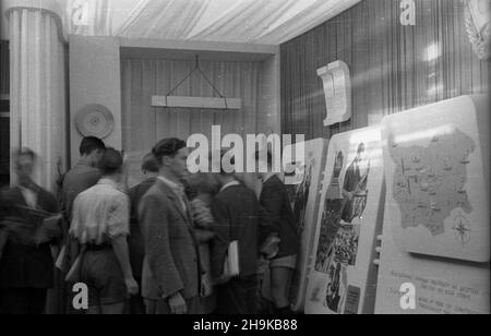 Warszawa, 1948-08-12. Miêdzynarodowa Conferencja M³odzie¿y Pracuj¹cej, 8-14 sierpnia. Uroczyste otwarcie wystawy Œwiatowej Federacji M³odzie¿y Demokratycznej (World Federation of Democratic Youth) w Muzeum Narodowym. NZ. m³odzie¿ przy ekspozycji poœwiêconej Bu³garii. ka PAP Warschau, 12. August 1948. Die Internationale Konferenz der arbeitenden Jugend, 8.-14. August. Im Bild: Die Eröffnung der Ausstellung der Weltföderation der Demokratischen Jugend im Nationalmuseum. Im Bild: Jugendliche auf der Ausstellung Teil gewidmet Bulgarien. ka PAP Stockfoto