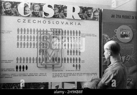 Warszawa, 1948-08-12. Miêdzynarodowa Conferencja M³odzie¿y Pracuj¹cej, 8-14 sierpinia. Uroczyste otwarcie wystawy Œwiatowej Federacji M³odzie¿y Demokratycznej (World Federation of Democratic Youth) w Muzeum Narodowym. NZ. Ekspozycja poœwiêcona Czechos³owacji. ka PAP Warschau, 12. August 1948. Die Internationale Konferenz der arbeitenden Jugend, 8.-14. August. Im Bild: Die Eröffnung der Ausstellung der Weltföderation der Demokratischen Jugend im Nationalmuseum. Im Bild: Der Ausstellungsteil, der der Tschechoslowakei gewidmet ist. ka PAP Stockfoto