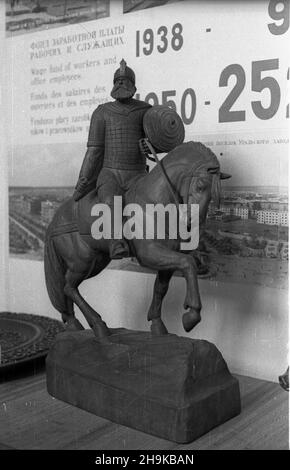 Warszawa, 1948-08-12. Miêdzynarodowa Conferencja M³odzie¿y Pracuj¹cej, 8-14 sierpnia. Uroczyste otwarcie wystawy Œwiatowej Federacji M³odzie¿y Demokratycznej (World Federation of Democratic Youth) w Muzeum Narodowym. ka PAP Warschau, 12. August 1948. Die Internationale Konferenz der arbeitenden Jugend, 8.-14. August. Im Bild: Die Eröffnung der Ausstellung der Weltföderation der Demokratischen Jugend im Nationalmuseum. ka PAP Stockfoto