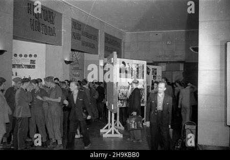 Warszawa, 1948-08-12. Miêdzynarodowa Conferencja M³odzie¿y Pracuj¹cej, 8-14 sierpnia. Uroczyste otwarcie wystawy Œwiatowej Federacji M³odzie¿y Demokratycznej (World Federation of Democratic Youth) w Muzeum Narodowym. ka PAP Warschau, August 1948. Die Internationale Konferenz Der Arbeitenden Jugend, 8.-14. August. Im Bild: Die Eröffnung der Ausstellung der Weltföderation der Demokratischen Jugend im Nationalmuseum. ka PAP Stockfoto