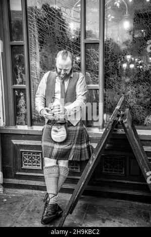 London, 2021. September. Mann in Kilt, traditionelle schottische Highland-Kleidung. Stockfoto