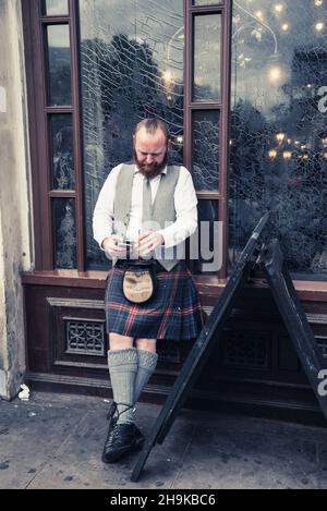 London, 2021. September. Mann in Kilt, traditionelle schottische Highland-Kleidung. Stockfoto