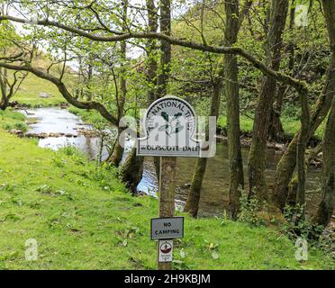 Ein Omega-Zeichen des National Trust bei Wolfscote Dale im Derbyshire und Staffordshire Peak District, England, Großbritannien. FOTO VOM ÖFFENTLICHEN FUSSWEG Stockfoto