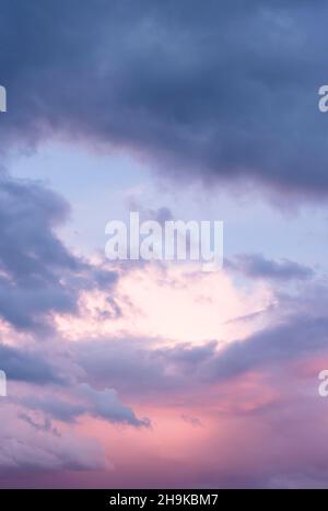 Dramatischer Himmel bei Sonnenuntergang mit launischen Gewitterwolken vor einem Gewitter. Ideal für einen Hintergrund oder eine Vorlage Stockfoto