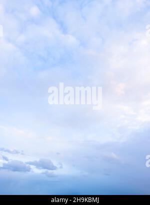 Blauer Himmel und Wolken mit Sturm am Horizont Stockfoto