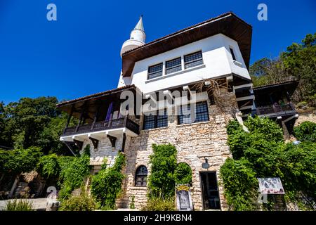 Balchik, Bulgarien 16. August 2021: Nahaufnahme des Schlosses von Königin Maria von Rumänien, zeigt den rustikalen Balkon mit den Flaggen Bulgariens Stockfoto