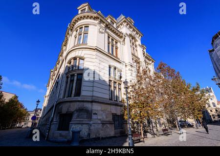 Bukarest, Rumänien, 22. November 2020 - Straße mit alten Gebäuden im historischen Zentrum an einem sonnigen Herbsttag Stockfoto