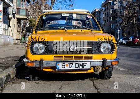 Bukarest, Rumänien, 1. Januar 2021 Altes gelbes Skoda-Auto aus der Republik Checz, an einem sonnigen Wintertag auf einer Straße dekoriert Stockfoto