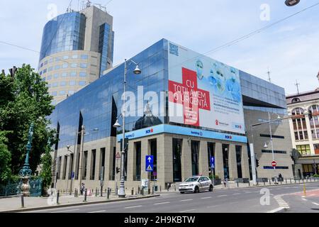 Bukarest, Rumänien - 6. Juni 2020: Erste BCR Bank Haupteingang in der Calea Victoriei Straße in der Innenstadt Stockfoto