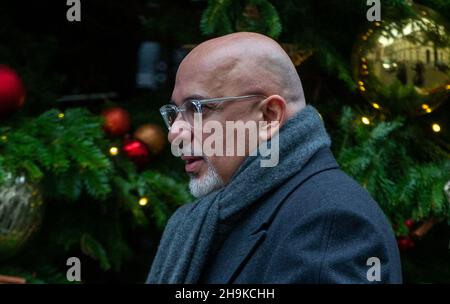 London, England, Großbritannien. 7th Dez 2021. Minister für Bildung NADHIM ZAHAWI wird gesehen, wie er die Downing Street 10 nach einem Kabinettstreffen verlässt. (Bild: © Tayfun Salci/ZUMA Press Wire) Stockfoto