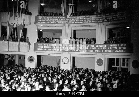 Warszawa, 1948-08-16. Miêdzynarodowa Conferencja M³odzie¿y Pracuj¹cej (8-14 Sirpnia). Uroczystoœæ zakoñczenia obrad Œwiatowej Federacji M³odzie¿y Demokratycznej (World Federation of Democratic Youth), teatr Roma. ka PAP Warschau, 16. August 1948. Internationale Konferenz der arbeitenden Jugend, 8.-14. August. Eine Zeremonie zum Abschluss der Debatten der Weltföderation der Demokratischen Jugend, Roma Theater. ka PAP Stockfoto