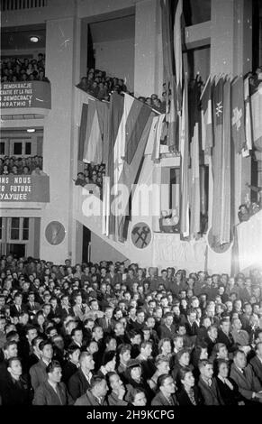 Warszawa, 1948-08-16. Miêdzynarodowa Conferencja M³odzie¿y Pracuj¹cej (8-14 Sirpnia). Uroczystoœæ zakoñczenia obrad Œwiatowej Federacji M³odzie¿y Demokratycznej (World Federation of Democratic Youth), teatr Roma. ka PAP Warschau, 16. August 1948. Internationale Konferenz der arbeitenden Jugend, 8.-14. August. Eine Zeremonie zum Abschluss der Debatten der Weltföderation der Demokratischen Jugend, Roma Theater. Im Bild: Delegierte vor dem Theater. ka PAP Stockfoto