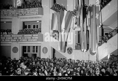 Warszawa, 1948-08-16. Miêdzynarodowa Conferencja M³odzie¿y Pracuj¹cej (8-14 Sirpnia). Uroczystoœæ zakoñczenia obrad Œwiatowej Federacji M³odzie¿y Demokratycznej (World Federation of Democratic Youth), teatr Roma. ka PAP Warschau, 16. August 1948. Internationale Konferenz der arbeitenden Jugend, 8.-14. August. Eine Zeremonie zum Abschluss der Debatten der Weltföderation der Demokratischen Jugend, Roma Theater. ka PAP Stockfoto