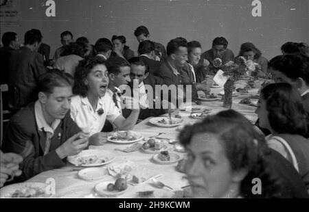 Warszawa, 1948-08-16. Miêdzynarodowa Conferencja M³odzie¿y Pracuj¹cej, 8-14 sierpnia. NZ. Uroczysty poczêstunek na zakoñczenie obrad Œwiatowej Federacji M³odzie¿y Demokratycznej (World Federation of Democratic Youth). ka PAP Warschau, 1948. August. Die Internationale Konferenz der arbeitenden Jugend, 8.-14. August. Die Gala-Snack-Party zum Abschluss der Debatten der Weltföderation der Demokratischen Jugend. ka PAP Stockfoto