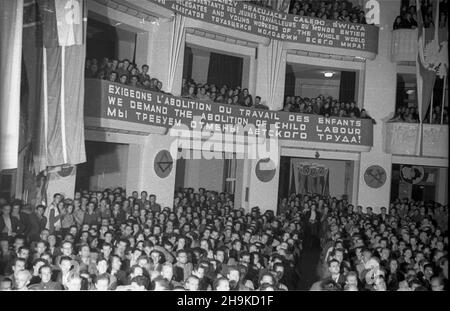 Warszawa, 1948-08-16. Miêdzynarodowa Conferencja M³odzie¿y Pracuj¹cej (8-14 Sirpnia). Uroczystoœæ zakoñczenia obrad Œwiatowej Federacji M³odzie¿y Demokratycznej (World Federation of Democratic Youth), teatr Roma. ka PAP Warschau, 16. August 1948. Internationale Konferenz der arbeitenden Jugend, 8.-14. August. Eine Zeremonie zum Abschluss der Debatten der Weltföderation der Demokratischen Jugend, Roma Theater. ka PAP Stockfoto