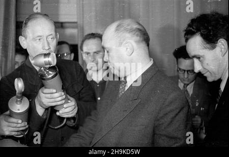 Warszawa, 1948-08-16. Miêdzynarodowa Conferencja M³odzie¿y Pracuj¹cej, 8-14 sierpnia. Uroczystoœæ zakoñczenia obrad Œwiatowej Federacji M³odzie¿y Demokratycznej (World Federation of Democratic Youth) w teatrze Roma. ka PAP Warschau, 16. August 1948. Die Internationale Konferenz der arbeitenden Jugend, 8.-14. August. Die Zeremonie zum Abwickeln der Debatten der Weltföderation der Demokratischen Jugend im Roma-Theater. ka PAP Stockfoto