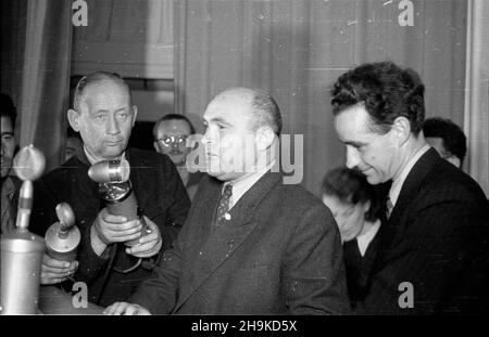 Warszawa, 1948-08-16. Miêdzynarodowa Conferencja M³odzie¿y Pracuj¹cej, 8-14 sierpnia. Uroczystoœæ zakoñczenia obrad Œwiatowej Federacji M³odzie¿y Demokratycznej (World Federation of Democratic Youth) w teatrze Roma. ka PAP Warschau, 16. August 1948. Die Internationale Konferenz der arbeitenden Jugend, 8.-14. August. Die Zeremonie zum Abwickeln der Debatten der Weltföderation der Demokratischen Jugend im Roma-Theater. ka PAP Stockfoto