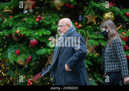 London, England, Großbritannien. 7th Dez 2021. Minister für Bildung NADHIM ZAHAWI wird gesehen, wie er die Downing Street 10 nach einem Kabinettstreffen verlässt. (Bild: © Tayfun Salci/ZUMA Press Wire) Stockfoto