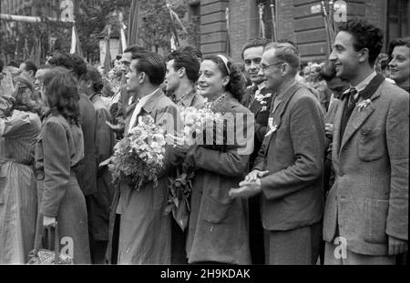 Kraków, 1948-08-17. Wizyta przedstawicieli Œwiatowej Federacji M³odzie¿y Demokratycznej (World Federation of Democratic Youth). NZ. Delegaci na placu Matejki. ka PAP Krakau, 17. August 1948. Besuch von Vertretern der Weltföderation der Demokratischen Jugend. Im Bild: Delegierte auf dem Matejki-Platz. ka PAP Stockfoto