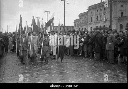 Kraków, 1948-08-17. Wizyta przedstawicieli Œwiatowej Federacji M³odzie¿y Demokratycznej (World Federation of Democratic Youth). NZ. Delegaci przed budynkiem dworca Kraków G³ówny. ka PAP Krakau, 17. August 1948. Besuch von Vertretern der Weltföderation der Demokratischen Jugend. Im Bild: Delegierte vor dem Hauptbahnhof. ka PAP Stockfoto