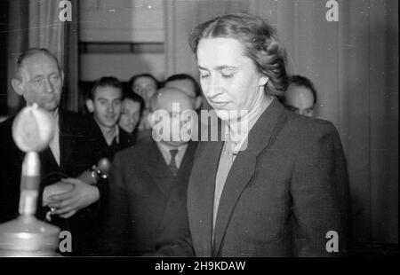 Warszawa, 1948-08-16. Miêdzynarodowa Conferencja M³odzie¿y Pracuj¹cej, 8-14 sierpnia. Uroczystoœæ zakoñczenia obrad Œwiatowej Federacji M³odzie¿y Demokratycznej (World Federation of Democratic Youth) w teatrze Roma. ka PAP Warschau, 16. August 1948. Die Internationale Konferenz der arbeitenden Jugend, 8.-14. August. Die Zeremonie zum Abwickeln der Debatten der Weltföderation der Demokratischen Jugend im Roma-Theater. ka PAP Stockfoto