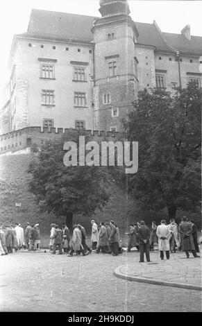 Kraków, 1948-08-17. Wizyta przedstawicieli Œwiatowej Federacji M³odzie¿y Demokratycznej (World Federation of Democratic Youth). W tle Zamek Królewski na Wzgórzu Wawelskim. ka PAP Krakau, 17. August 1948. Der Besuch von Vertretern der Weltföderation der Demokratischen Jugend. Im Bild: Delegierte auf dem Hauptmarkt. Im Hintergrund das Königsschloss auf dem Wawel-Hügel. ka PAP Stockfoto