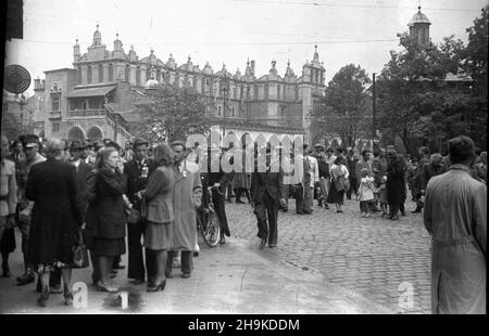 Kraków, 1948-08-17. Wizyta przedstawicieli Œwiatowej Federacji M³odzie¿y Demokratycznej (World Federation of Democratic Youth). NZ. Delegaci na Rynku G³ównym. W tle zabytkowy budynek Sukiennic. ka PAP Krakau, 17. August 1948. Der Besuch von Vertretern der Weltföderation der Demokratischen Jugend. Im Bild: Delegierte auf dem Hauptmarkt. Im Hintergrund das historische Sukiennice-Gebäude. ka PAP Stockfoto