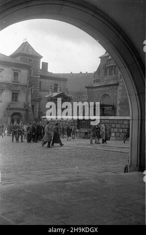 Kraków, 1948-08-17. Wizyta przedstawicieli Œwiatowej Federacji M³odzie¿y Demokratycznej (World Federation of Democratic Youth). NZ. Delegaci na Wawelu. ka PAP Krakau, 17. August 1948. Besuch von Vertretern der Weltföderation der Demokratischen Jugend. Im Bild: Delegierte im Schloss Wawel. ka PAP Stockfoto