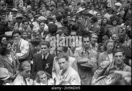 Kraków, 1948-08-17. Wizyta przedstawicieli Œwiatowej Federacji M³odzie¿y Demokratycznej (World Federation of Democratic Youth). NZ. Delegaci na Zamku Królewskim na Wawelu. ka PAP Krakau, 17. August 1948. Besuch von Vertretern der Weltföderation der Demokratischen Jugend. Im Bild: Delegierte im Wawel Royal Castle. ka PAP Stockfoto