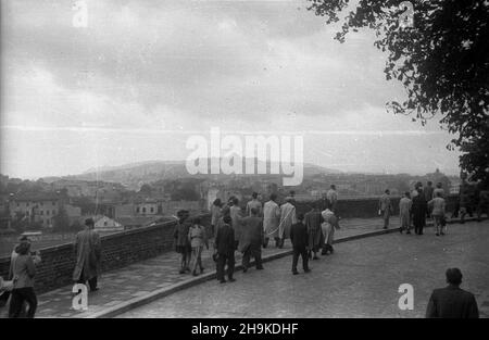 Kraków, 1948-08-17. Wizyta przedstawicieli Œwiatowej Federacji M³odzie¿y Demokratycznej (World Federation of Democratic Youth). NZ. Delegaci na Wzgórzu Wawelskim. ka PAP Krakau, 17. August 1948. Besuch von Vertretern der Weltföderation der Demokratischen Jugend. Im Bild: Delegierte auf dem Wawel-Hügel. ka PAP Stockfoto