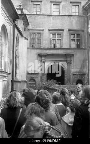 Kraków, 1948-08-17. Wizyta przedstawicieli Œwiatowej Federacji M³odzie¿y Demokratycznej (World Federation of Democratic Youth). NZ. Delegaci na Zamku Królewskim na Wawelu. ka PAP Krakau, 17. August 1948. Besuch von Vertretern der Weltföderation der Demokratischen Jugend. Im Bild: Delegierte im Wawel Royal Castle. ka PAP Stockfoto