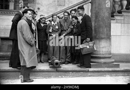 Kraków, 1948-08-17. Wizyta przedstawicieli Œwiatowej Federacji M³odzie¿y Demokratycznej (World Federation of Democratic Youth). NZ. Delegaci na dziedziñcu Zamku Królewskiego na Wawelu. ka PAP Krakau, 17. August 1948. Der Besuch von Vertretern der Weltföderation der Demokratischen Jugend. Im Bild: Die Delegierten im Hof des Königsschlosses Wawel. ka PAP Stockfoto