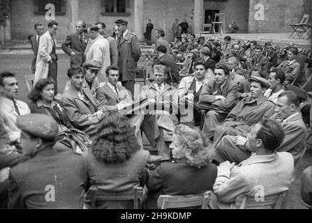 Kraków, 1948-08-17. Wizyta przedstawicieli Œwiatowej Federacji M³odzie¿y Demokratycznej (World Federation of Democratic Youth). NZ. wspólny œpiew delegatów na dziedziñcu Zamku Królewskiego na Wawelu. ka PAP Krakau, 17. August 1948. Der Besuch von Vertretern der Weltföderation der Demokratischen Jugend. Im Bild: Delegierte singen gemeinsam im Hof des Wawel Royal Castle. ka PAP Stockfoto