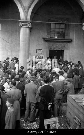 Kraków, 1948-08-17. Wizyta przedstawicieli Œwiatowej Federacji M³odzie¿y Demokratycznej (World Federation of Democratic Youth). NZ. Delegaci przed wejœciem na Zamek Królewski na Wawelu. ka PAP Krakau, 17. August 1948. Besuch von Vertretern der Weltföderation der Demokratischen Jugend. Im Bild: Delegierte am Eingang zum Königsschloss Wawel. ka PAP Stockfoto