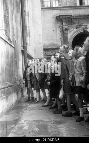 Kraków, 1948-08-17. Wizyta przedstawicieli Œwiatowej Federacji M³odzie¿y Demokratycznej (World Federation of Democratic Youth). NZ. Delegaci na Zamku Królewskim na Wawelu. ka PAP Krakau, 17. August 1948. Besuch von Vertretern der Weltföderation der Demokratischen Jugend. Im Bild: Delegierte im Wawel Royal Castle. ka PAP Stockfoto