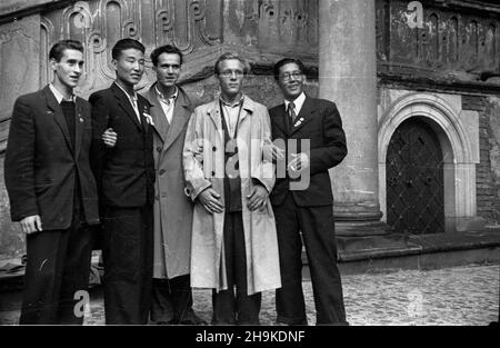 Kraków, 1948-08-17. Wizyta przedstawicieli Œwiatowej Federacji M³odzie¿y Demokratycznej (World Federation of Democratic Youth). NZ. Delegaci na dziedziñcu Zamku Królewskiego na Wawelu. ka PAP Krakau, 17. August 1948. Der Besuch von Vertretern der Weltföderation der Demokratischen Jugend. Im Bild: Die Delegierten im Hof des Königsschlosses Wawel. ka PAP Stockfoto